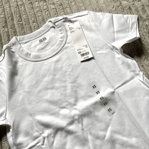 NEW UNIQLO T-SHIRT - Picture 2 of 3